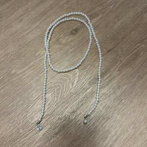 Loop pearl necklace